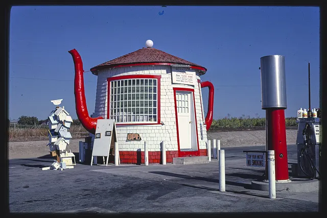 红色茶壶造型的 Teapot Dome 加油站